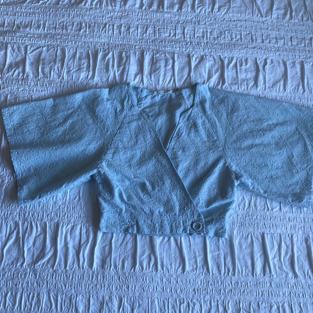 Tularosa powder blue lace crop top in wrap style with two button closure. XS🩵